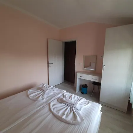 La מלון דירות 4*