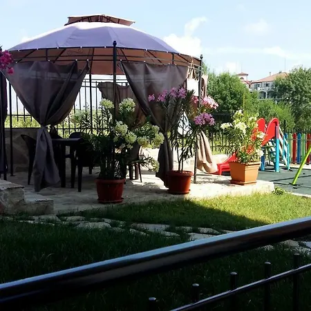 La מלון דירות 4*