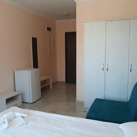 מלון דירות La 4*